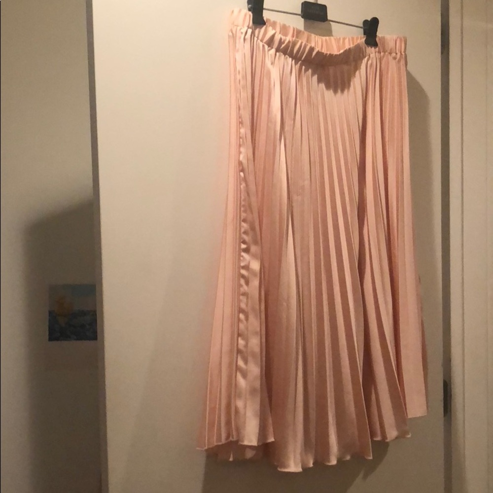 Midi pink pleated skirt